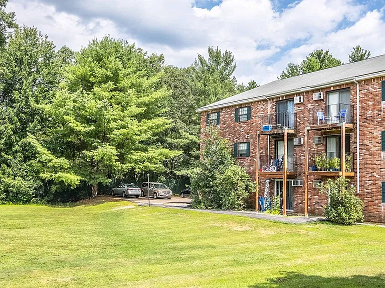 Meadowbrook Apartments — Photo 16