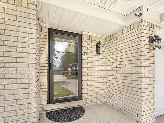 4th image of 27135 Marshall St
