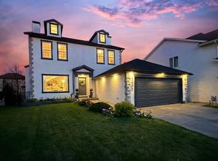 125 W Discovery Pl SW, Calgary, AB T3H 4N5