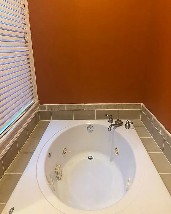 Soaking tub