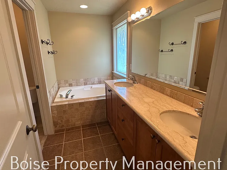1411 Loretta — Photo 8