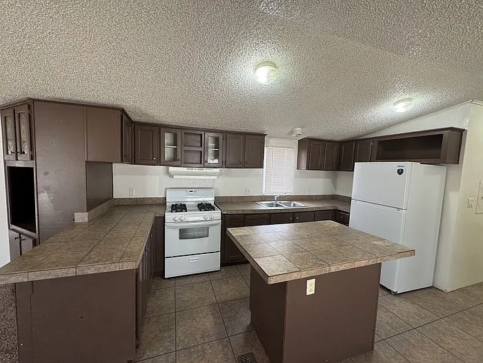 13729 W Maryland Ave — Photo 2