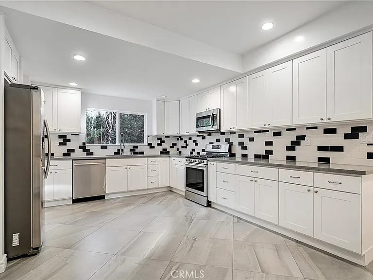 156 S Edinburgh Ave — Photo 13