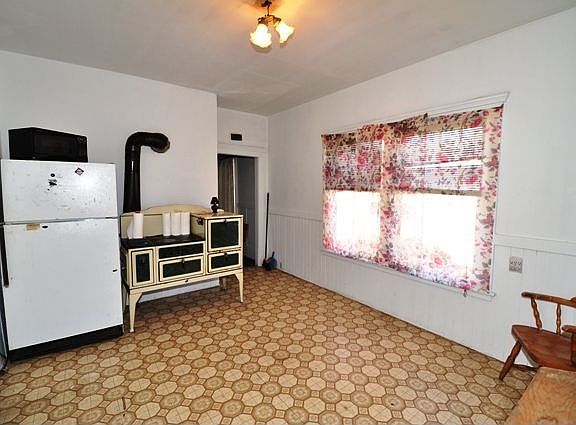 4th image of 612 1st Ave