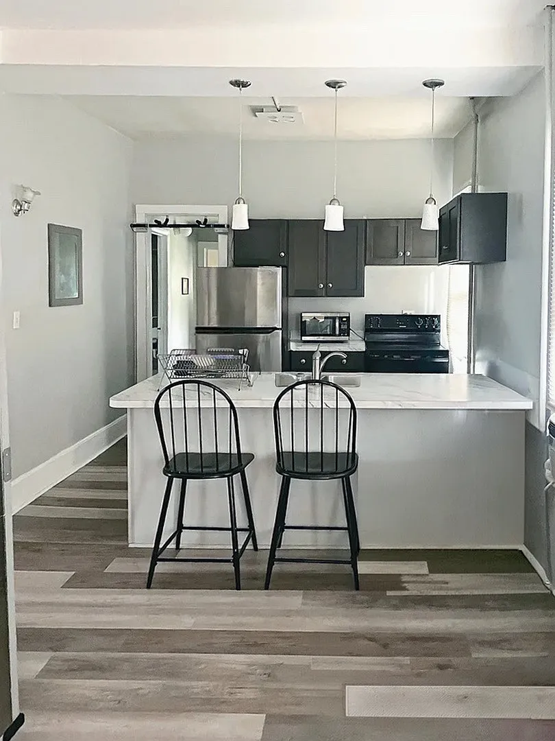 7 bed, 2.5 bath, 2104 sqft, $5,250 — Photo 4