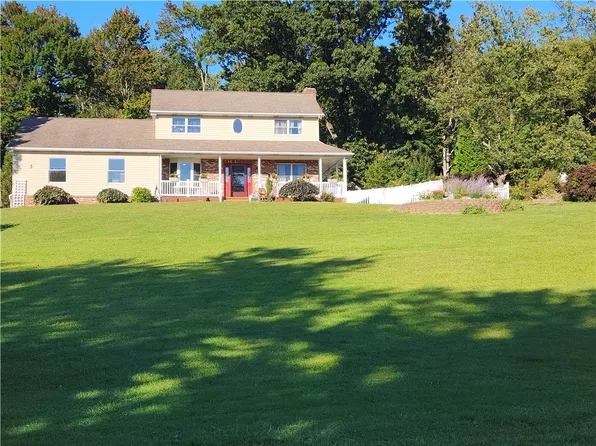 208 Birch Hill Ct, Mount Pleasant, PA 15666