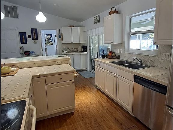3rd image of 15113 Gulistan Ave