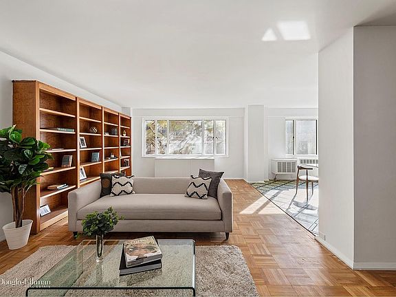 4th image of 135 E 71st St APT 3C