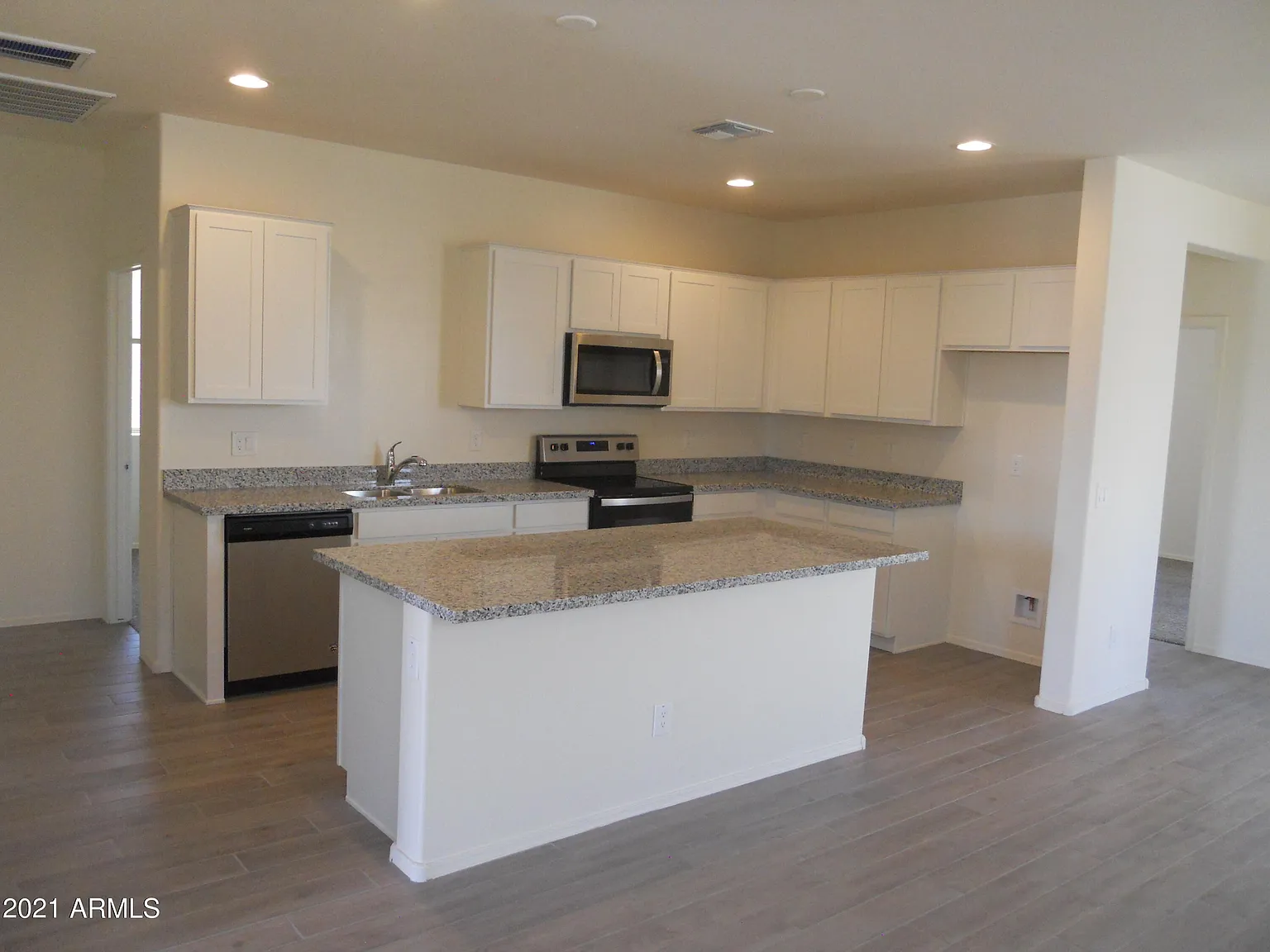 3 bed, 2.0 bath, 1581 sqft, $2,000 — Photo 2