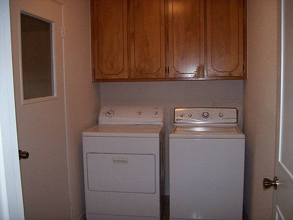Laundry - Washer & Dryer Stays