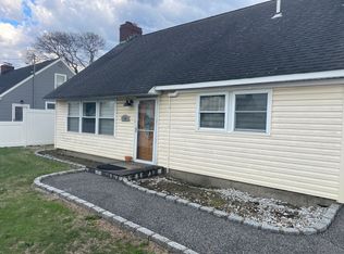14 Glen Ln #A, Copiague, NY 11726