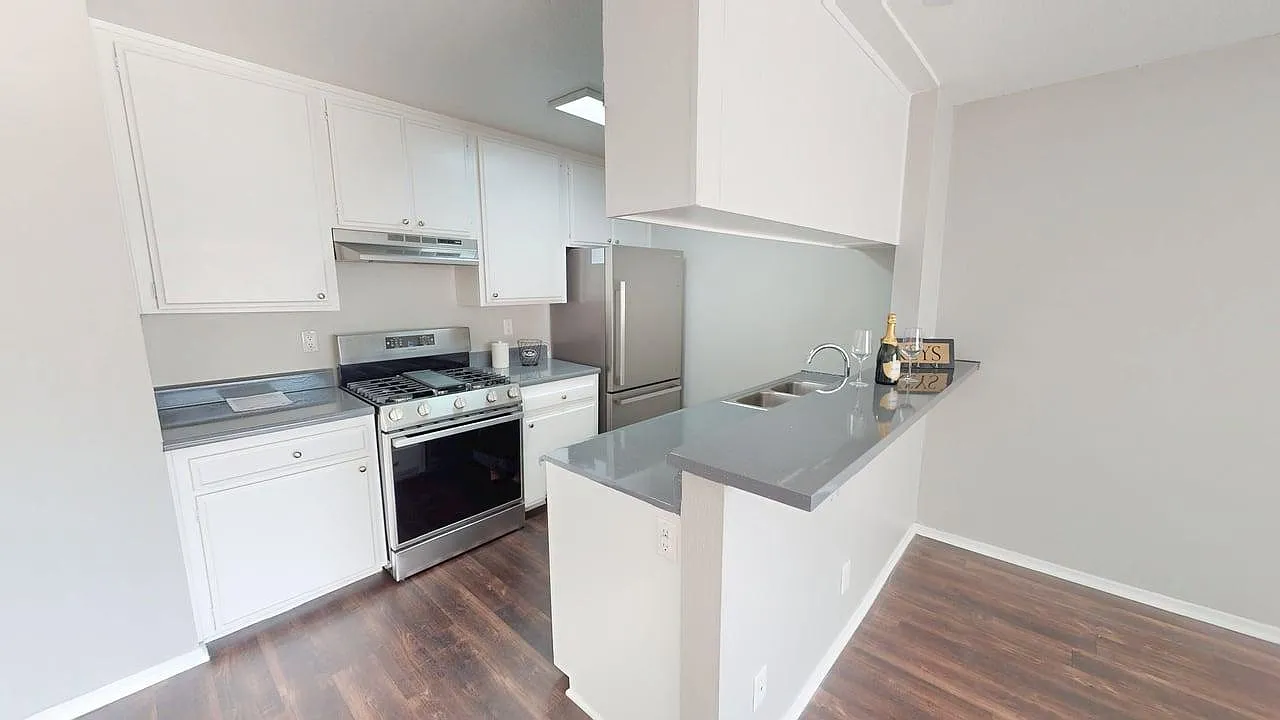 Chateau Emelita Apartments — Photo 4