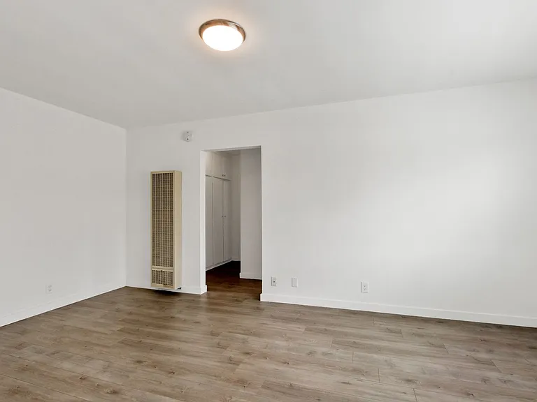 10900 Santa Monica Blvd, prime Westwood! — Photo 15