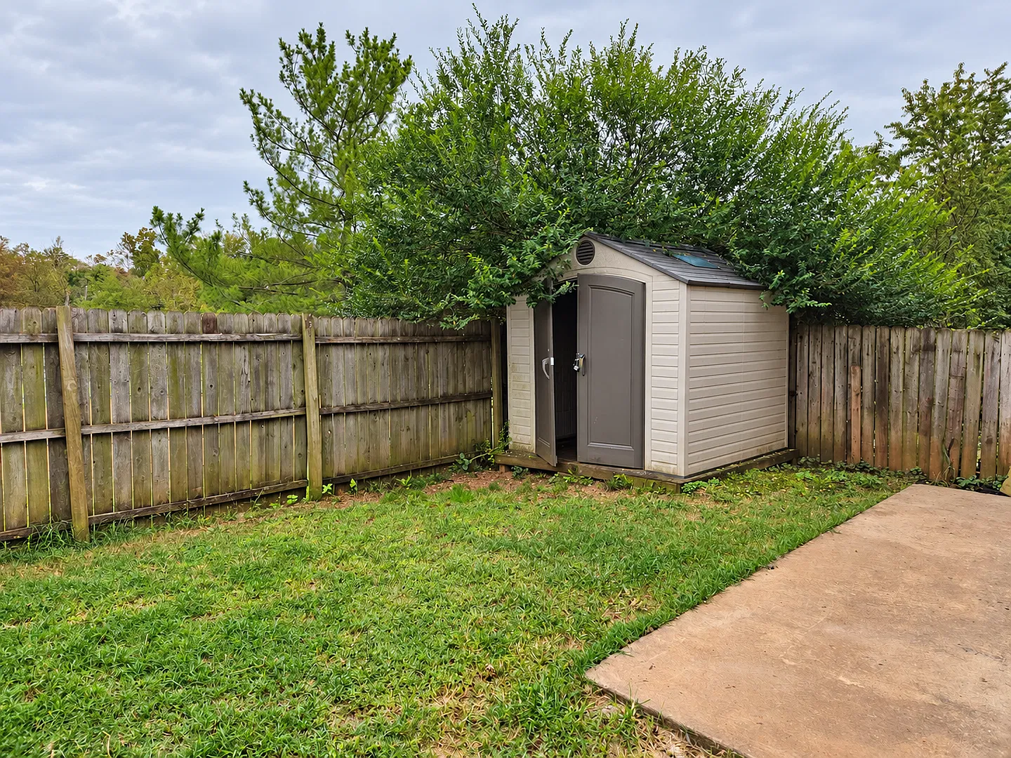 3 Bedroom End Unit Townhouse in Culpepper — Photo 2