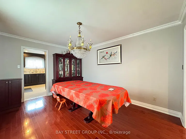 33 Northolt Cres — Photo 8