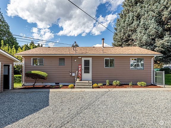 3rd image of 1980 6th Street NE