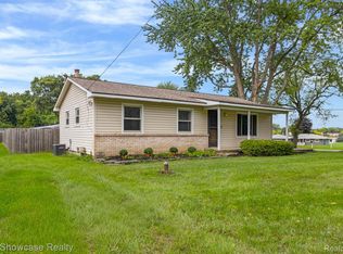 2755 Willow Ln, Highland, MI 48356