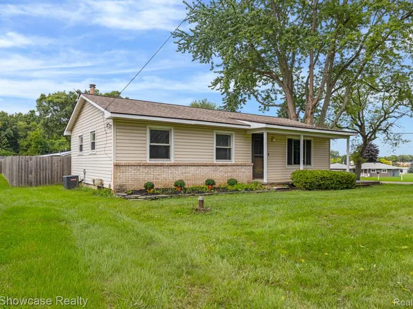 2755 Willow Ln, Highland, MI 48356