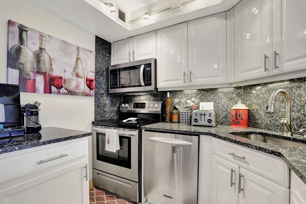 133 N Pompano Beach Blvd APT 504, photo 4