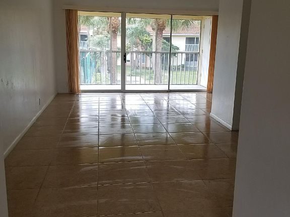 3rd image of 1023 The Pointe Dr
