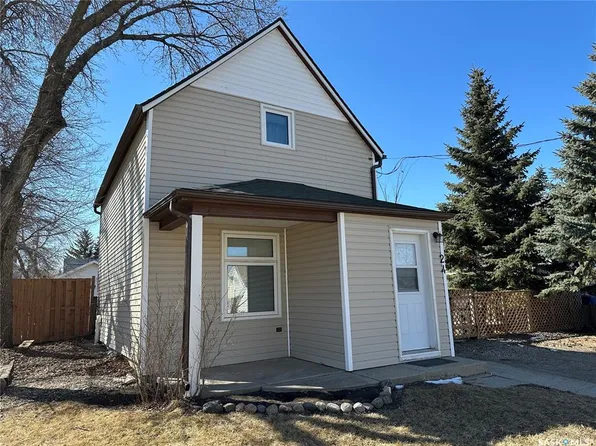 24 3rd AVENUE SE, Weyburn, SK S4H 1X2