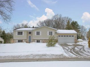 200 Woodlake Dr, Brighton, MI 48116