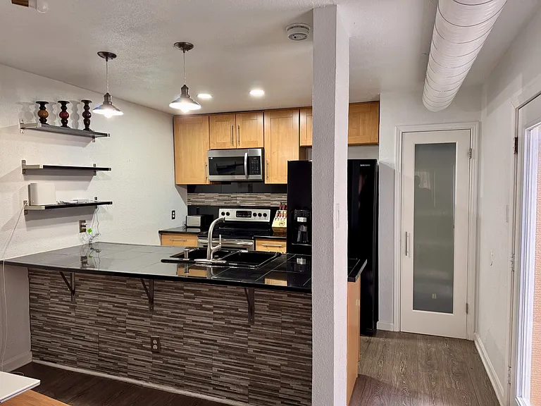 525 Towne House Ln — Photo 7