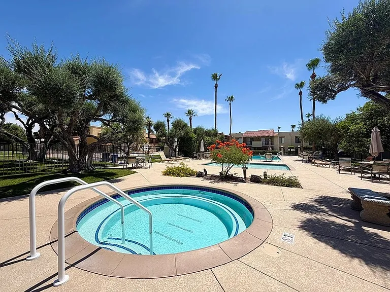 1407 N Sunrise Way — Photo 3