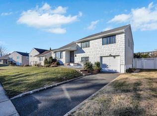 14 Pembroke Dr, Massapequa, NY 11758