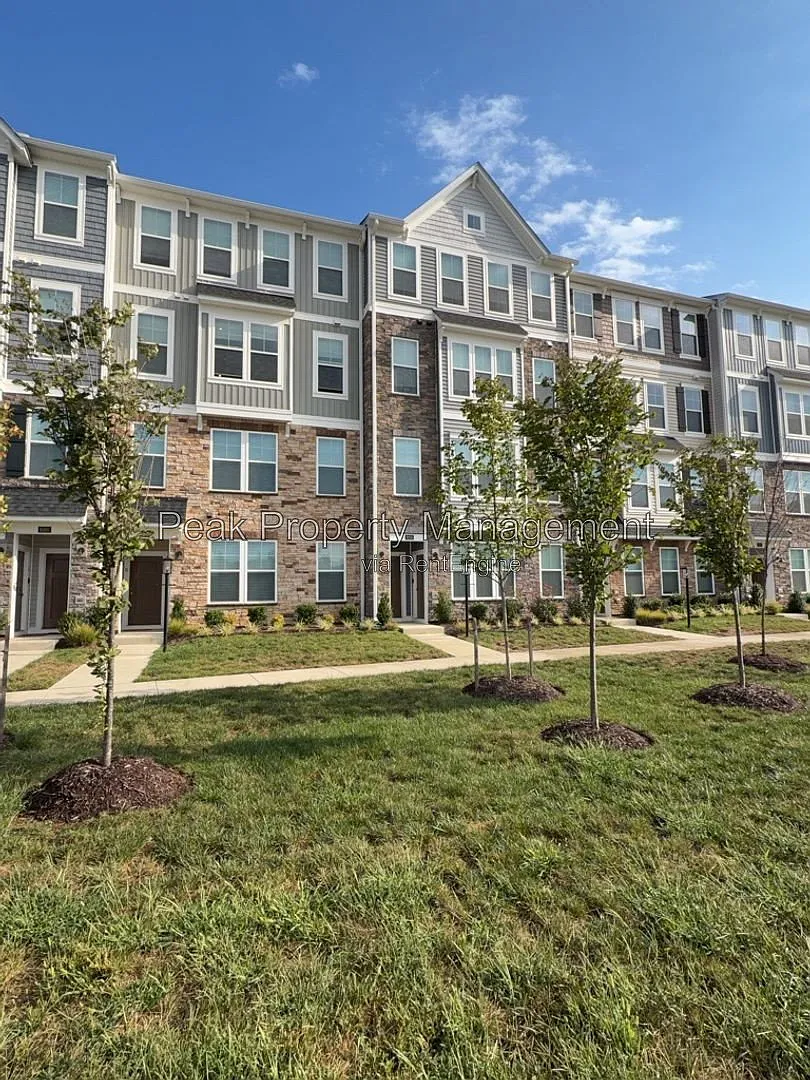 3 bed, 2.5 bath, 2365 sqft, $2,650 — Photo 1