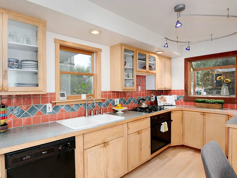 708 Grant Ave — Photo 10