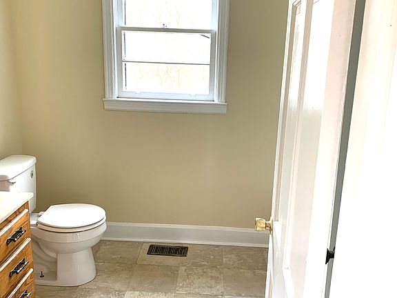 3rd image of 105 Enden Ave