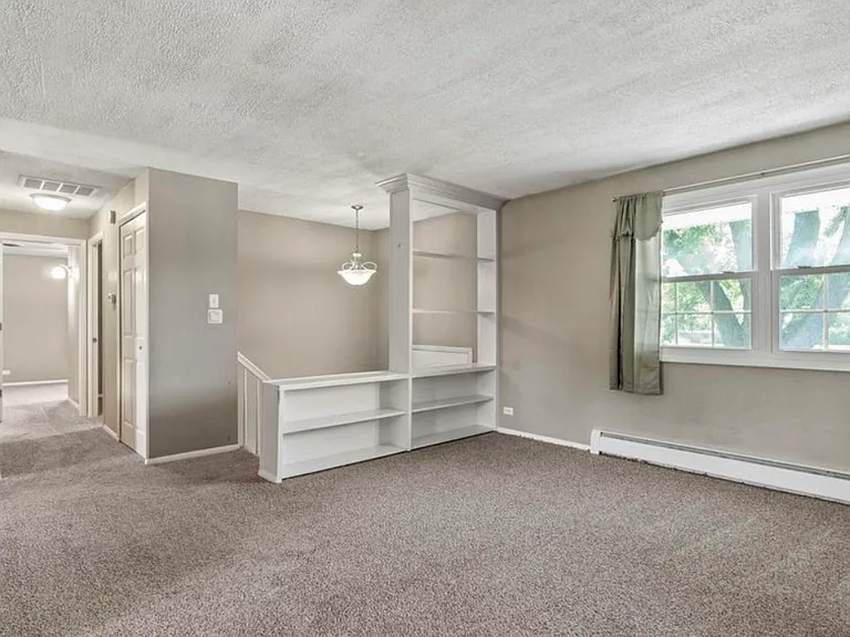 1005 E Washington Center Rd — Photo 3