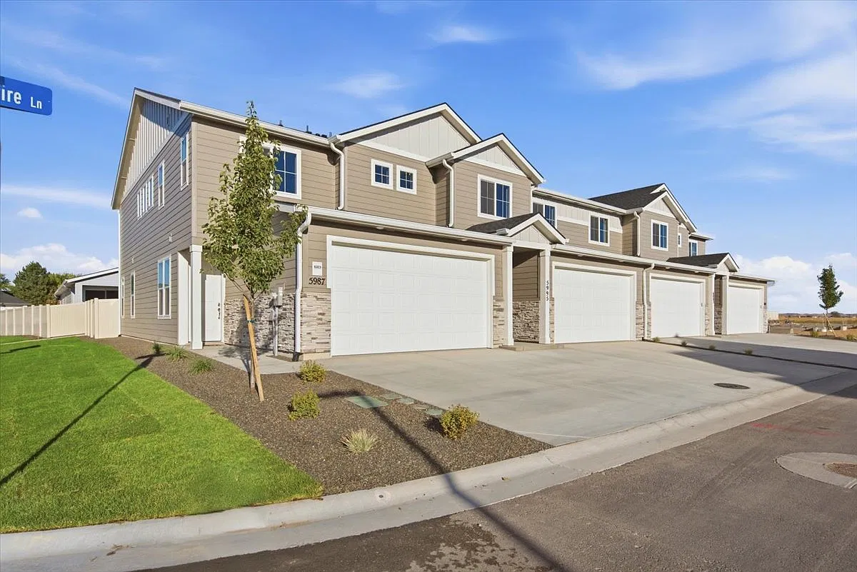 3 bed, 2.5 bath, 1742 sqft, $2,595 — Photo 1