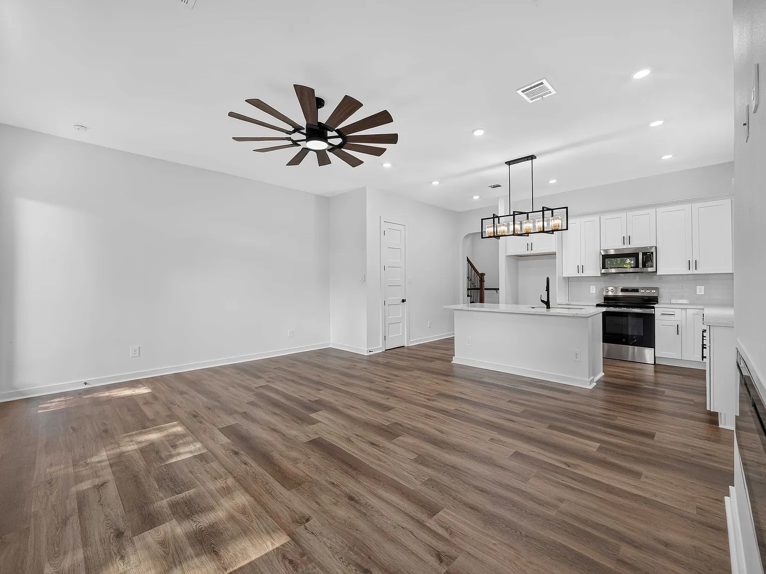 3 bed, 2.5 bath, 1950 sqft, $2,500 — Photo 3