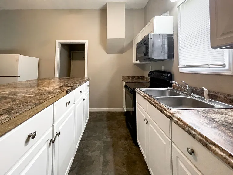 812 W University Ave — Photo 25