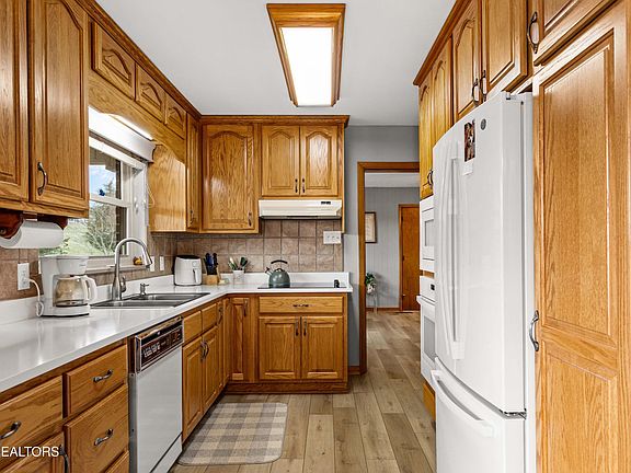 3rd image of 1423 Emily Dr