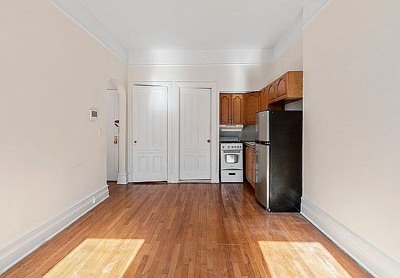 4th image of 104 W 73rd St APT 4B