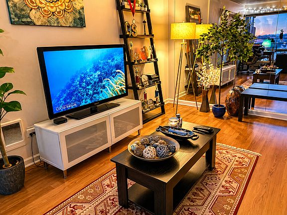5th image of 2558 Dexter Ave N APT 203