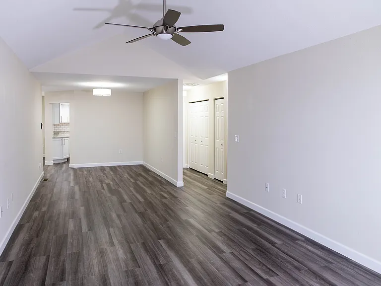 910 Hope Dr — Photo 7