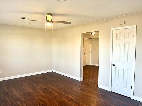 3rd image of 18 Elwood Ct