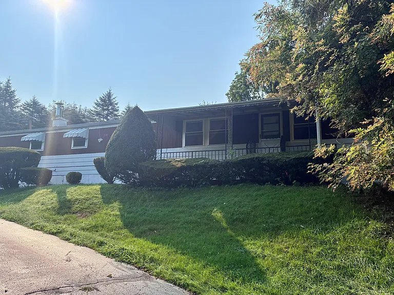 813 N Main St — Photo 1