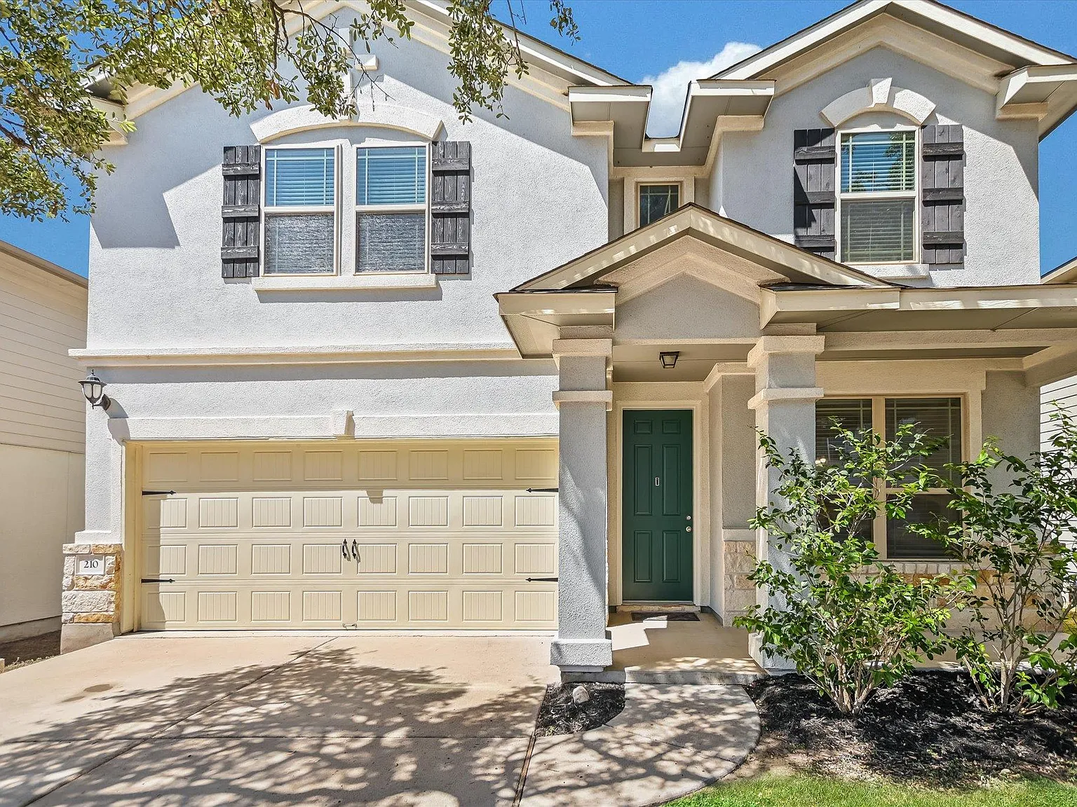 3 bed, 2.5 bath, 2233 sqft, $2,695 — Photo 2