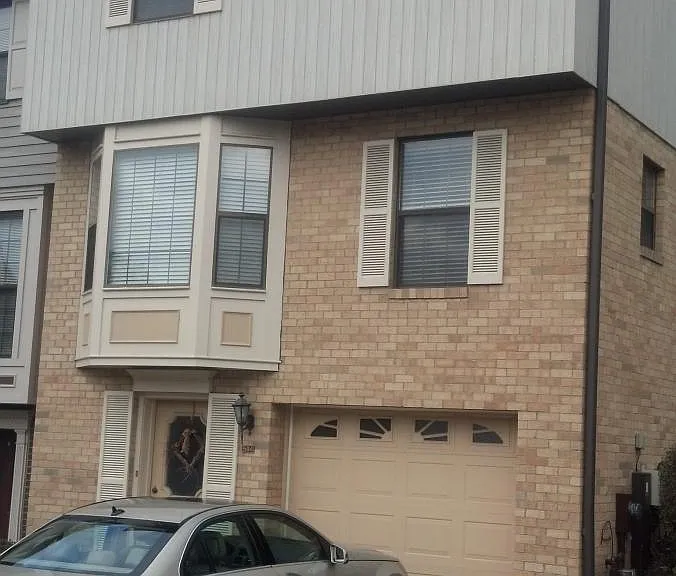 594 Thorncliffe Dr — Photo 2