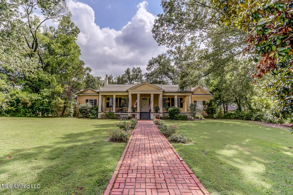 127 W Gholson Ave, Holly Springs, MS