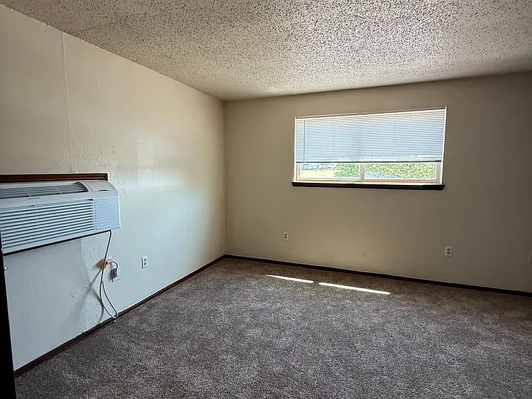 Fox Valley Apartments — Photo 17