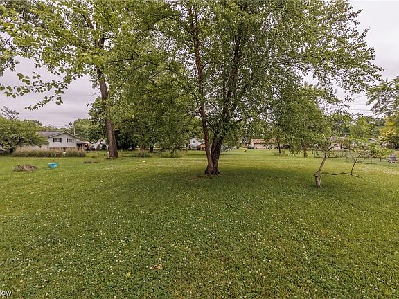 4th image of 26907 Eastwood Ln