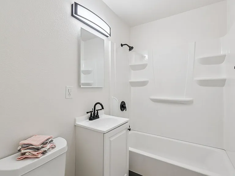 Bella Vista Apartments — Photo 35