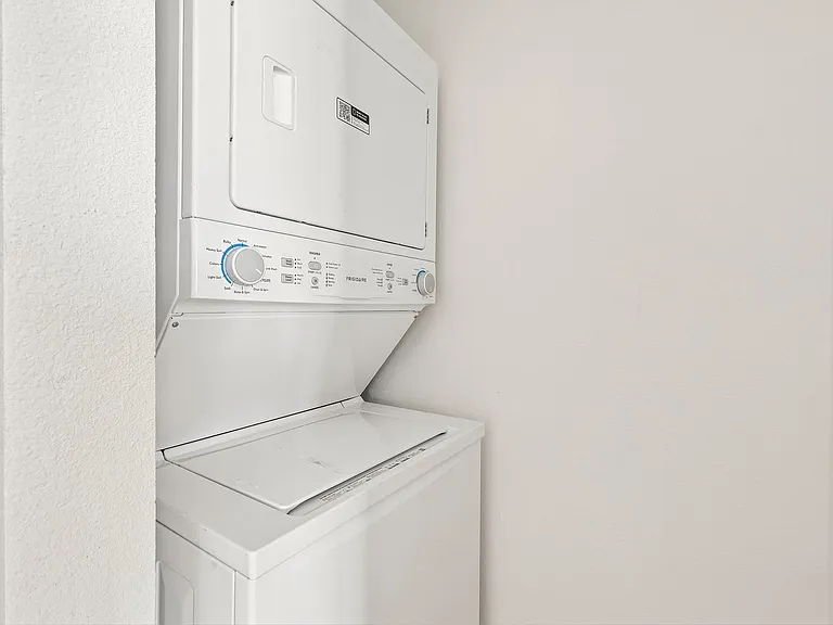 The Crest |NEWLY Renovated Studios, Lofts, 1, 2 & 3 Bedroom Homes Near the Beach — Photo 34