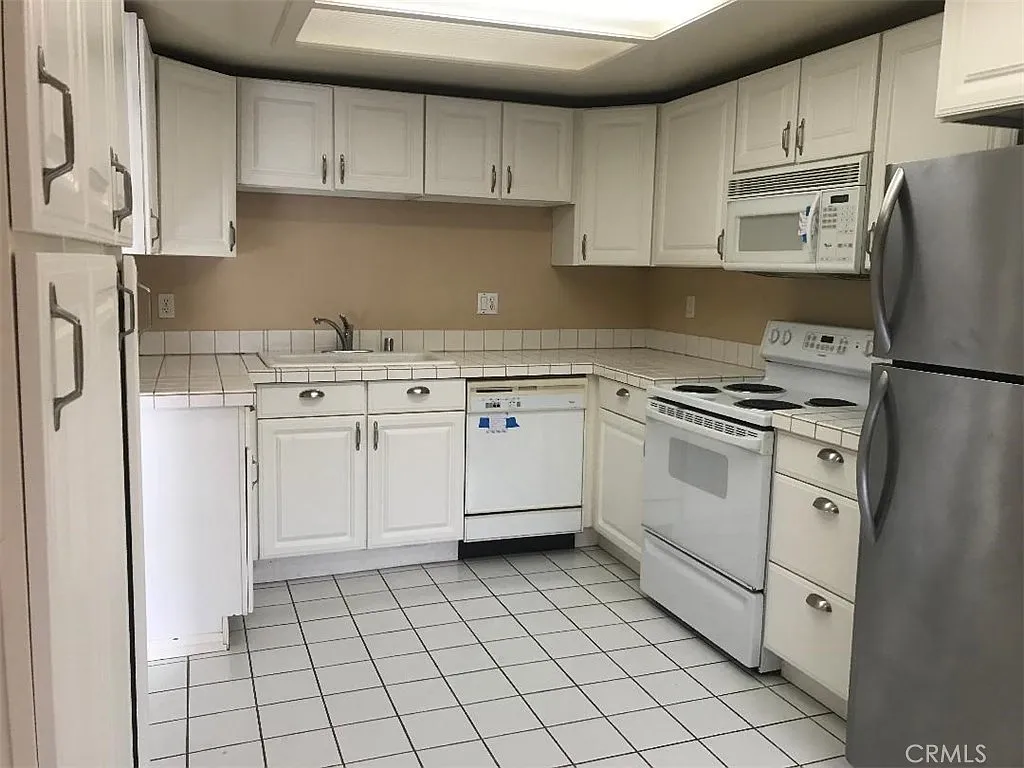 3 bed, 3.0 bath, 1778 sqft, $6,000 — Photo 4